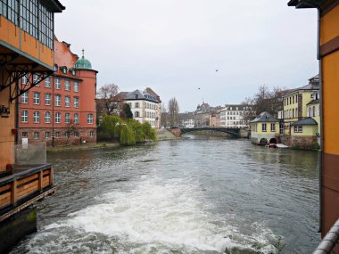 Strazburg, evler, eski evleri, güzel evler, sokaklar, Noel, Avrupa, kuleleri, Gözcü kuleleri, yeni yıl, Kasım, küçük evler, nehir, nehir şehir, köprü, köprü şehirde, iki plajları, su, güzel bir şehir