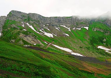 Yaz, yüksek dağlar çok güzel Dağları, Yeşil dağlar, kar