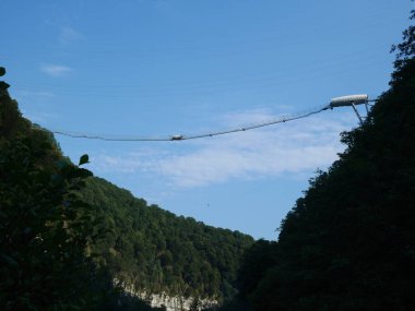 En uzun asma köprü, uçuruma köprüden