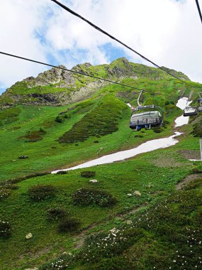Yaz, yüksek dağlar çok güzel Dağları, Yeşil dağlar, kar