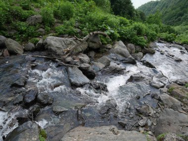 Güzel şelaleler ormandaki Rusya'da şelaleler