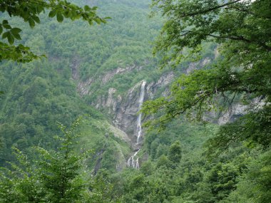 Güzel şelaleler ormandaki Rusya'da şelaleler