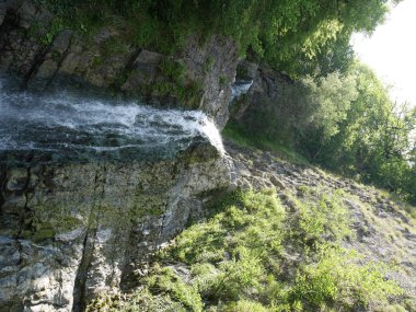 Güzel şelaleler ormandaki Rusya'da şelaleler