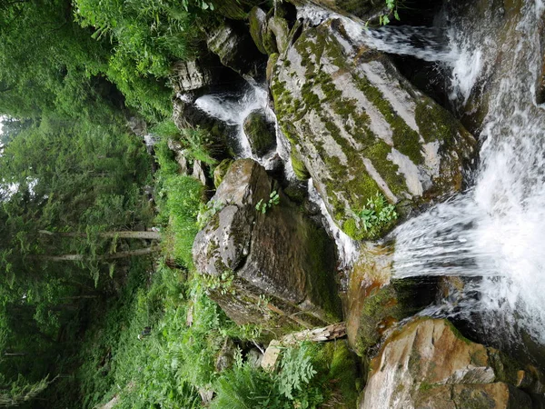 Güzel Şelaleler Ormandaki Rusya Şelaleler — Stok fotoğraf