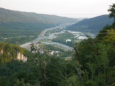En uzun asma köprü, uçuruma köprüden