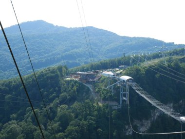 En uzun asma köprü, uçuruma köprüden