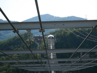 En uzun asma köprü, uçuruma köprüden