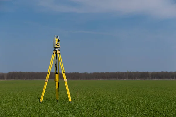 Arazi ekipman açık havada teodolit tripod üzerinde