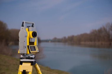 Arazi ekipman Nehri yakınında bir tripod üzerinde