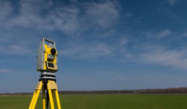 Arazi ekipman teodolit tripod üzerinde panorama