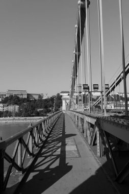 Budapeşte, Macaristan için zincir köprü gölgeler ile gün boyunca siyah ve beyaz fotoğraf.