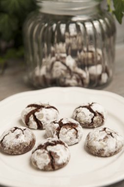 Beyaz bir plaka üzerinde çikolata snowcaps kurabiye