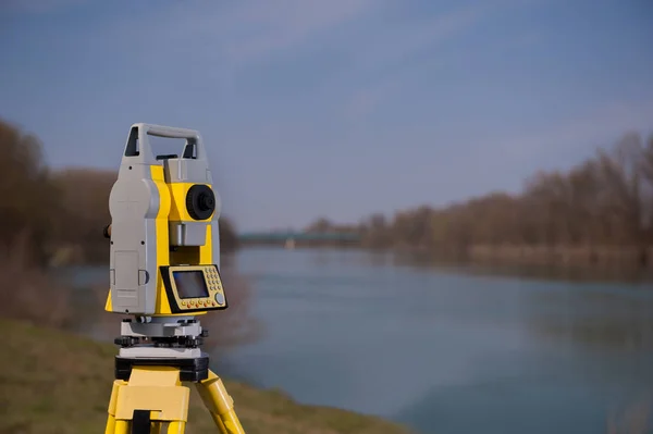 Surveyor Zařízení Stativu Poblíž Řeky — Stock fotografie