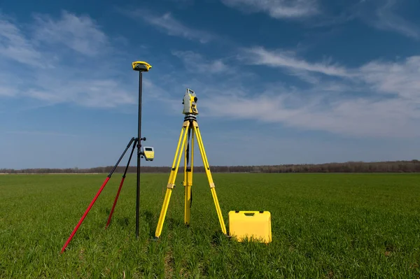 Vermessungsgeräte Theodolit Auf Stativ Mit Gps — Stockfoto