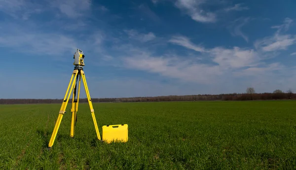 Arazi ekipman teodolit tripod üzerinde
