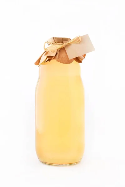 Botella Vidrio Sobre Fondo Blanco Llena Jugo Amarillo —  Fotos de Stock