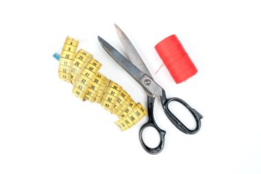 Eski metal makas ve bant beyaz arka plan üzerinde ölçüm sarı ile iplik dikiş bobinler