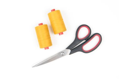 İki renkli dikiş iplik bobinleri beyaz arka plan, tekstil duvar kağıdı veya kapak metal makas ile kesme. 