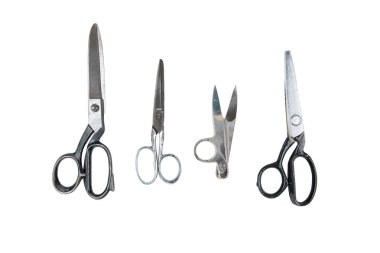 Kaydedilen yolu, dört eski metal dikiş makas kümesi beyaz bir arka plan üzerinde izole.