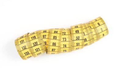 Beyaz bir arka plan üzerinde sarmal sarı dikiş teyp