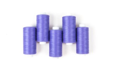 Beyaz bir arka plan, dikiş ve terzilik ve aksesuarlar, tekstil duvar kağıdı üzerinde beş mor dikiş ipliği