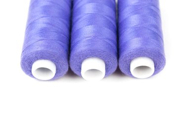 Beyaz arka plan, tekstil duvar kağıdı veya kapak üç mor dikiş ipliği