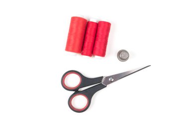 Dikiş ipliği siyah makas ve beyaz zemin üzerine metal yüksük ile okumak