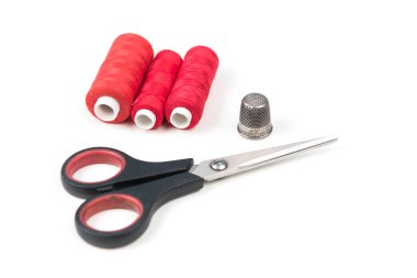 Dikiş ipliği siyah makas ve beyaz zemin üzerine metal yüksük ile okumak