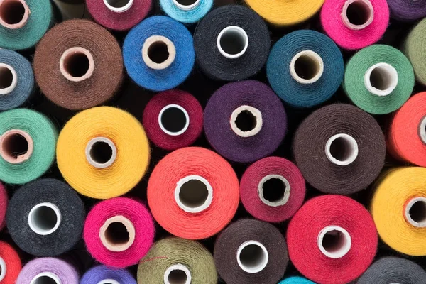 Staplade Färgade Sytråd Textil Bakgrund Eller Tapet — Stockfoto