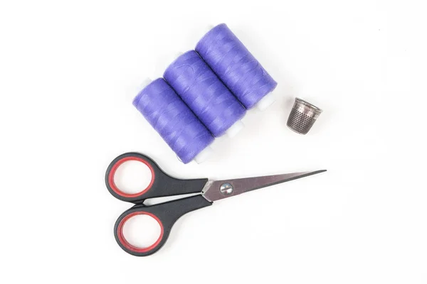 Purple Sewing Threads Small Black Scissors Metal Thimble White Background — Stock Photo, Image