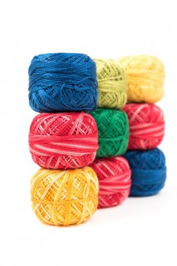 Beyaz bir arka plan üzerinde renkli dikiş ipliği üç sıra. Renkli duvar kağıdı veya kapak