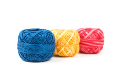 Beyaz bir yüzeye renkli dikiş ipliği. Tekstil arka plan veya duvar kağıdı