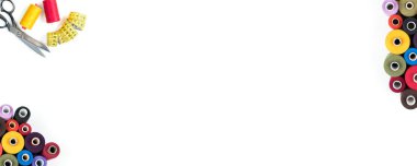 Dikiş malzemeleri büyük makas siyah işlemek, kırmızı dikiş ipliği ve ölçme bant beyaz zemin üzerine sarı. Metin, kapak, baskı, poster hazır