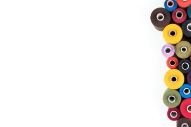 Beyaz arka plan üzerinde izole iplik bobinleri renkli, dikiş malzemeleri, metin hazır, afiş, kitap veya dergi kapağı