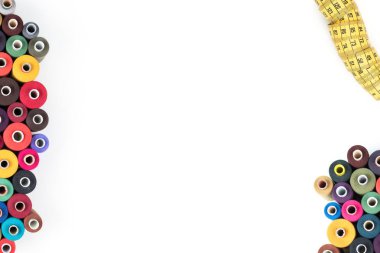 Dikiş ipliği ve ölçme bant beyaz zemin üzerine sarı. Metin, kapak, baskı, poster hazır