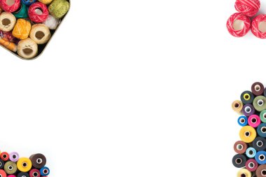 Metin hazır, kırmızı konu ve metal kutu dolu beyaz bir arka plan iş parçacığı dikiş. Kapak, afiş, duvar kağıdı hazır