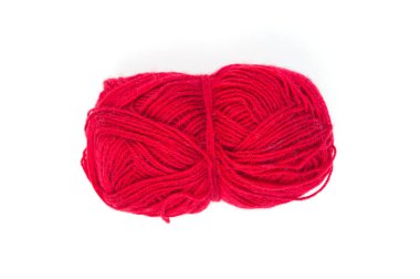 Beyaz arka plan, yüzey üzerinde iplik örgü kırmızı top