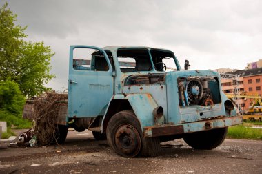 Terkedilmiş eski retro mavi kamyon, araç