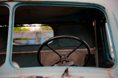 Retro siyah direksiyon simidi içinde eski ve terk edilmiş mavi kamyon