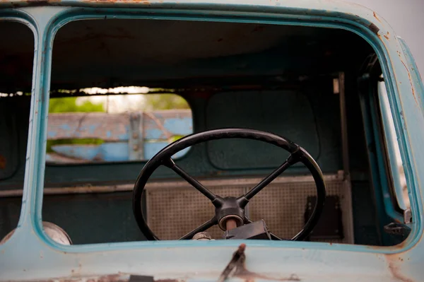 Retro siyah direksiyon simidi içinde eski ve terk edilmiş mavi kamyon
