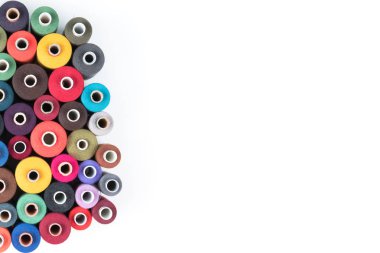 İplik bobinleri beyaz bir arka plan üzerinde renkli, dikiş malzemeleri, metin hazır, afiş, kitap veya dergi kapağı