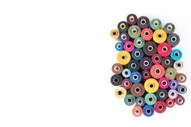 İplik bobinleri beyaz bir arka plan üzerinde renkli, dikiş malzemeleri, metin hazır, afiş, kitap veya dergi kapağı