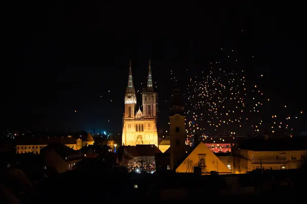 Yüzer fenerler Festivali ile katedral içinde geçmiş Zagreb, Hırvatistan