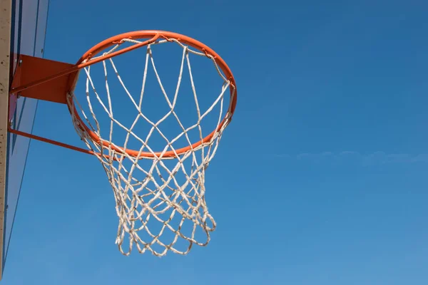 Closeup Basketbol çember, sepet beyaz net ve arka plan mavi gökyüzünde