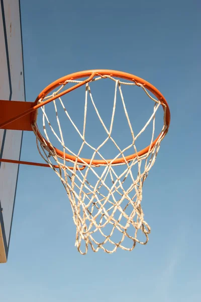 Closeup Basketbol çember, sepet beyaz net ve arka plan mavi gökyüzünde