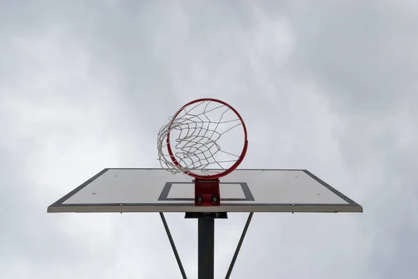 赤いバスケット ボールのフープ 白い空に対してバスケット 屋外バスケット ボール コート ホワイト ボード — ストック写真