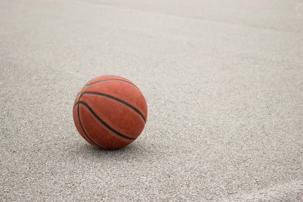 Baloncesto Cuero Naranja Usado Sobre Fondo Asfalto Gris — Foto de Stock