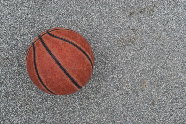 Gebrauchter Orangefarbener Leder Basketball Auf Grauem Asphaltgrund — Stockfoto