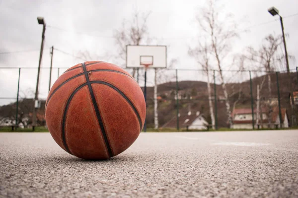 Gebrauchter Orangefarbener Basketball Mit Korb Hintergrund Basketballplatz — Stockfoto