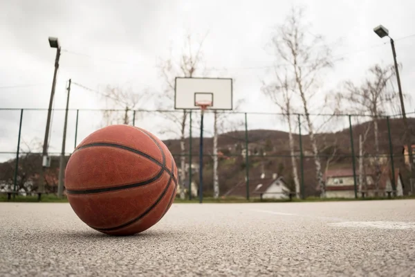 Используется Оранжевый Баскетбол Корзиной Заднем Плане Баскетбольная Площадка — стоковое фото